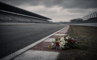 piste-course-vide-ciel-gris-fleurs