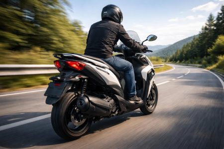 motocycliste-yamaha-tricity-route-ciel-degage