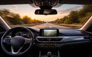 tableau-de-bord-autoroute-coucher-soleil