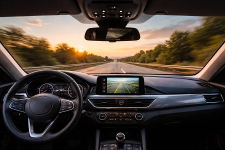 tableau-de-bord-autoroute-coucher-soleil