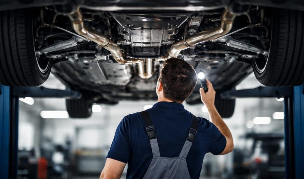 mecanicien-garage-voiture-surelevee-structure