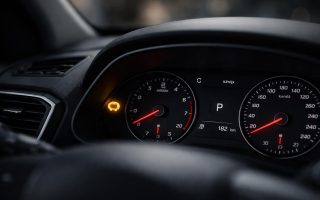 tableau-bord-voyant-lumineux-habitacle-flou