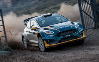 voiture-rallye-piste-poussiere-montagne