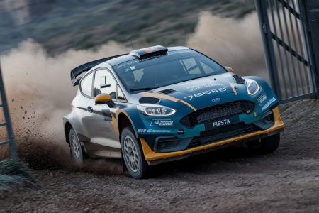 voiture-rallye-piste-poussiere-montagne