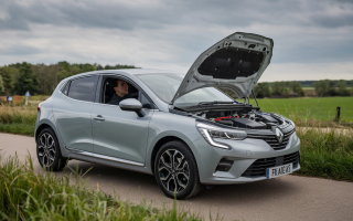 clio-route-campagne-champs-nuageux