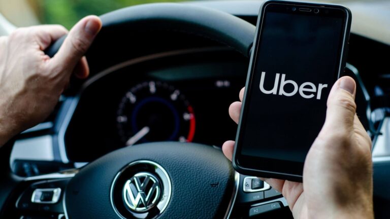 chauffeur VTC utilisant la plateforme Uber