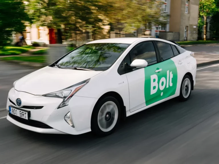 voiture blanche bolt