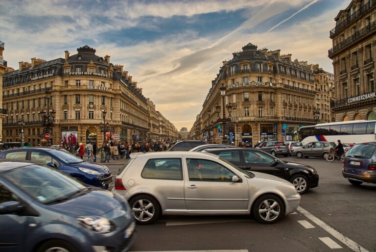 Paris ville dynamique avec beaucoup de voiture